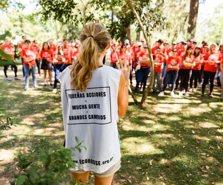 Angelo Calcaterra Ecohouse imagen de jovenes voluntarios reunidos en un parque