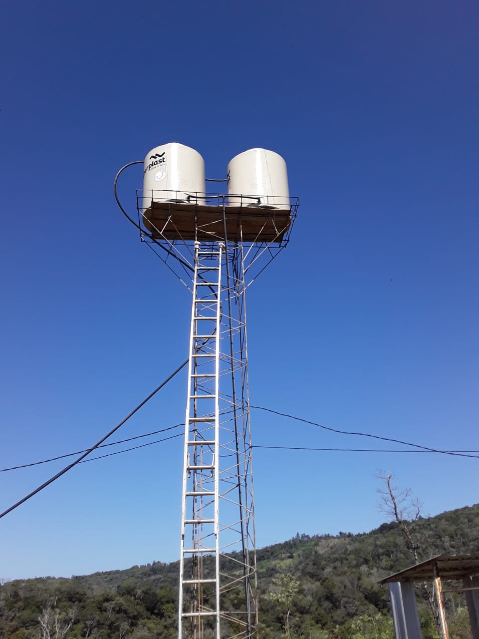 Torre con tanques donados para la aldea Monte Virgen